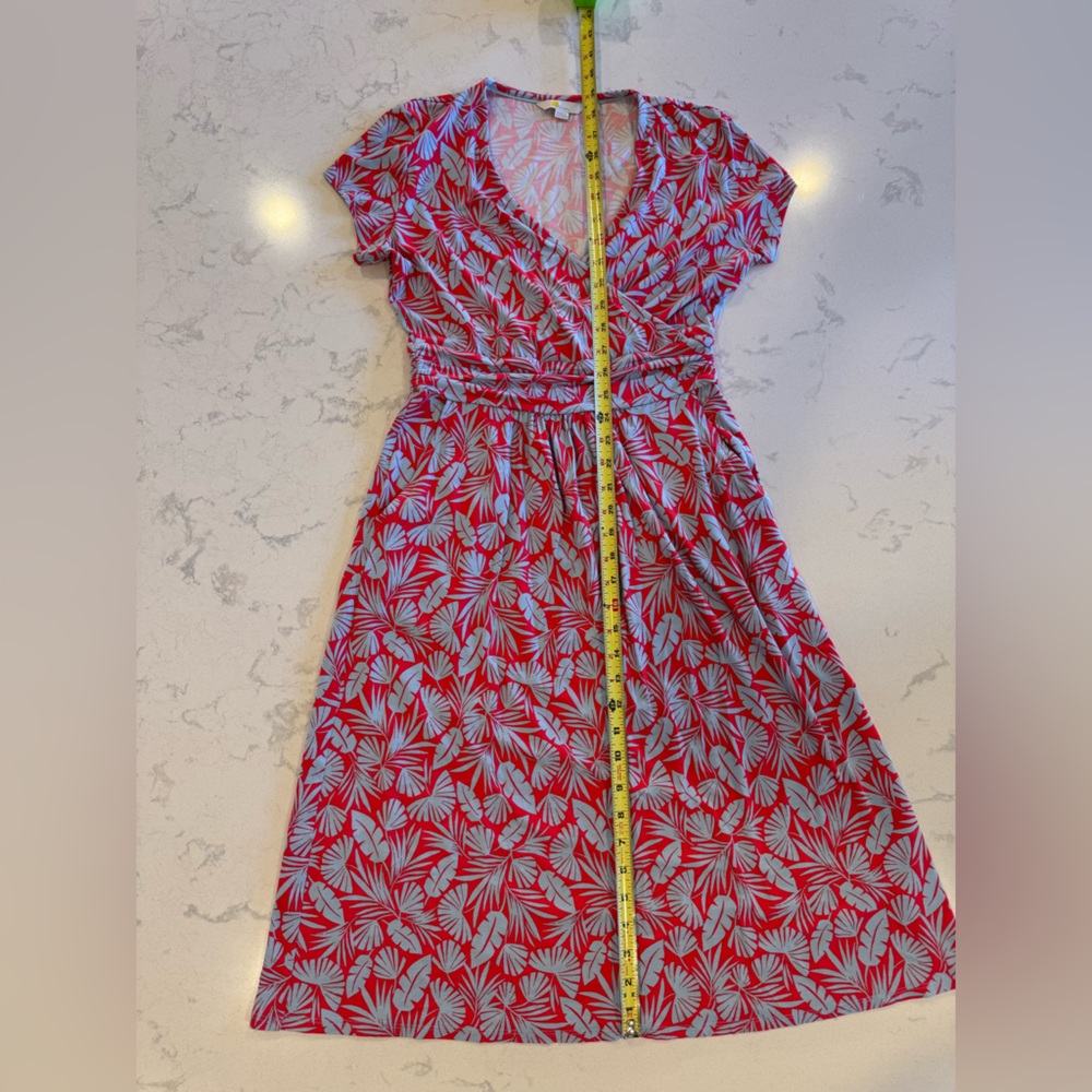 Cute dress. Great for spring or summer.